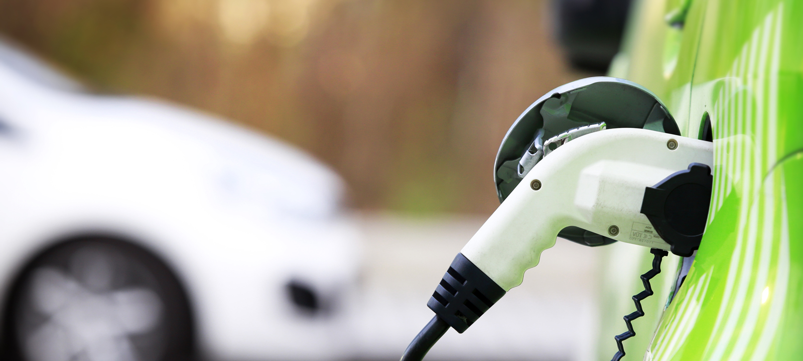 Elektromobilität: Schnellladesäule lädt E-Auto
