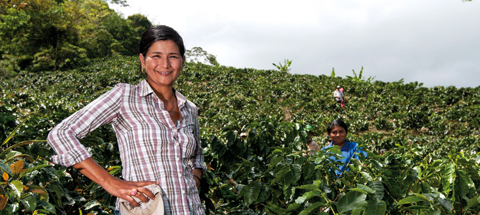 Ada Rosa aus der Provinz Matagalpa im Norden Nicaraguas steht in Ihrer Kaffeeplantage