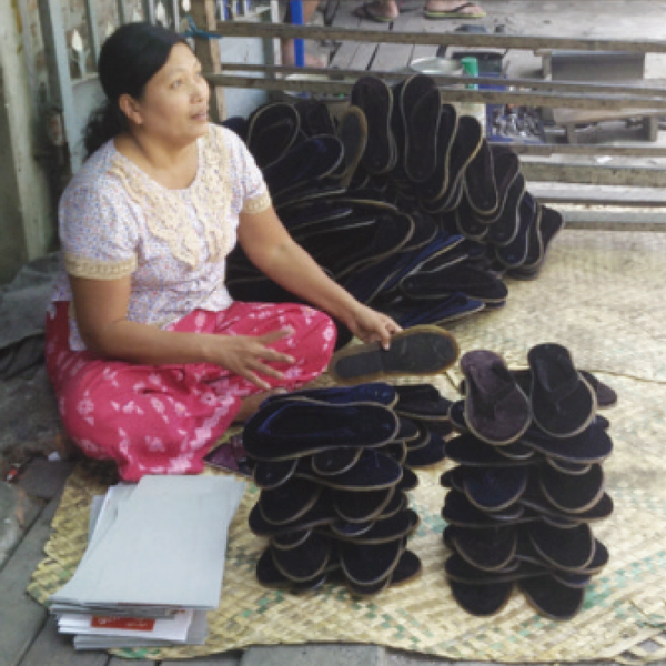Schuhmacherin Cho Mar aus Mandalay in Myanmar 